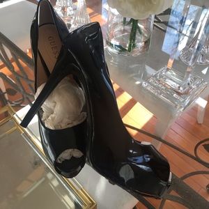 New Guess black patent leather pumps